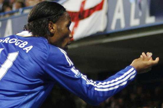Didier Drogba z Chelsea právě háže minci do hlediště. A to je problém.