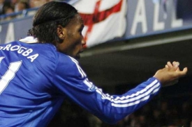 Didier Drogba z Chelsea právě háže minci do hlediště. A to je problém.