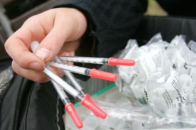 Injekční stříkačky si vězni půjčují. Počet HIV pozitivních roste.