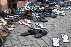 Flipflopy před mešitou v Yogyakartě.