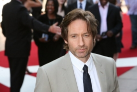 David Duchovny l&eacute;či svou z&aacute;vislost na sexu.