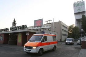Sanitka odjíždí z místa neštěstí.