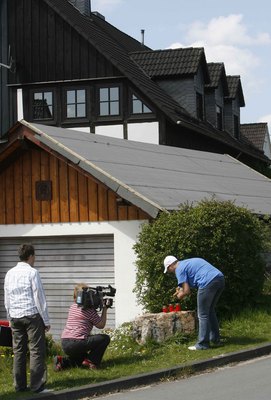 Hrůzný nález mrtvých dětí v Německu připomínají lidé svícemi.