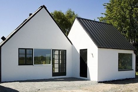 Moderní letní bydlo ve Skåne vzniklo ze staré farmy. Moderní letní bydlo ve Skåne vzniklo ze staré farmy.