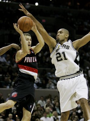 Tim Duncan (vpravo), opora San Antonia 