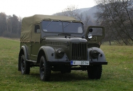 Po sundání plachty se Gaz 69 promění v osmimístný kabriolet, i horní části dveří jsou jen plátěné.