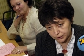 Ministryně Džamila Stehlíková (vpravo) s předsedkyní vládního výboru pro práva dítěte.