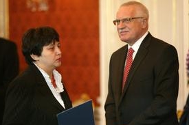 Džamila Stehl&iacute;kov&aacute; s prezidentem V&aacute;clavem Klausem.