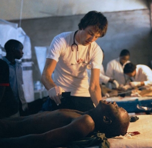 Situace se s příchodem humanitárních organizací pozvolna lepší.