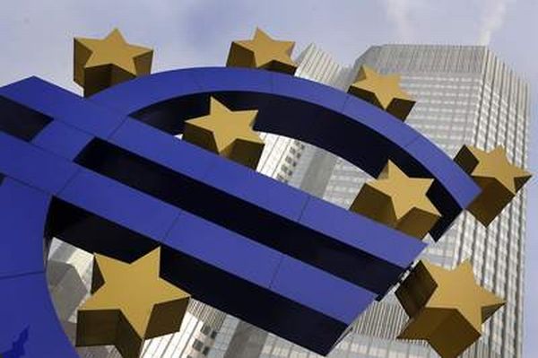 Evropská centrální banka snížila úrokovu sazbu na dvě procenta. Evropská centrální banka snížila úrokovu sazbu na dvě procenta.