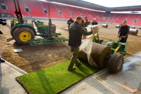 Na stadionu v Edenu se začalo s pokládkou trávy.