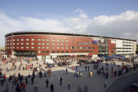 Stadion Edenu. Obsadí jej 8. srpna hudební kapela, nebo fotbalisti?
