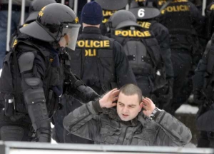 Momentka z řádění chuuligánů na utkání Brno - Ostrava.