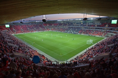 Stadion v edenu. Dějiště zápasu Slavie s Jabloncem?