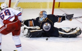 Brankář Edmontonu Mathieu Garon (vpravo) a Jaromír Jágr.