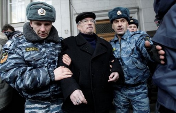 Policie zatkla jednoho z předáků opoziční strany Jiné Rusko Limonova.