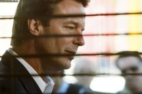 John Edwards se rozhodl odstoupit z boje o prezidentské křeslo.