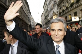 Zdrženlivý vítěz, šéf socialistů Faymann.