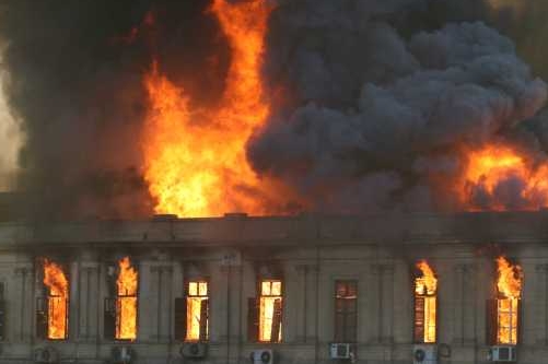 Egyptský parlament zachvátil požár.