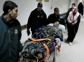 Č&aacute;st zraněn&yacute;ch Palestinců je přev&aacute;žena k l&eacute;čen&iacute; do K&aacute;hiry.