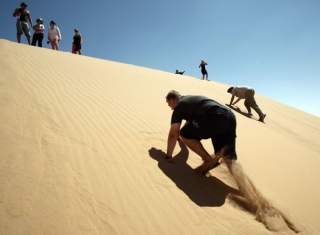 Vzhůru do dun. Západní poušť v Egyptě.