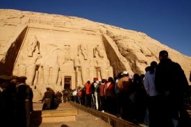 Policie a turisté. Komplex Abú Simbel na jihu Egypta.