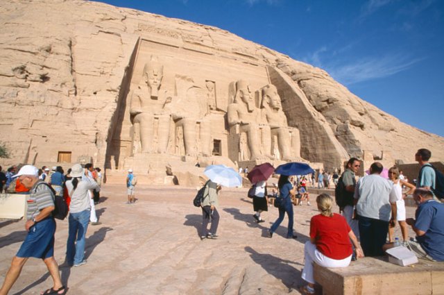 Abu Simbel v obležení turistů. Jih Egypta u hranic se Súdánem.