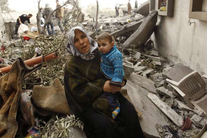 Palestinka v troskách svého rozbombardovaného domu v Rafahu.