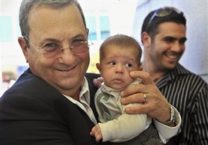 Předseda Strany pr&aacute;ce Ehud Barak se tak&eacute; snaž&iacute; apelovat na ženy.