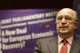 Eurokomisař pro měnov&eacute; a hospod&aacute;řsk&eacute; ot&aacute;zky Joaqu&iacute;n Almunia.