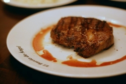 Hověz&iacute; rib eye steak (319 Kč).