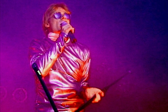 Andrew Eldritch na koncertu Sisters of Mercy v Mexiku v roce 1999.