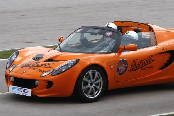 Elektromobil představený společností Detroit Electric.