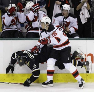 Patrik Eli&aacute;&scaron; (ve světl&eacute;m dresu), tahoun hokejistů New Jersey Devils.