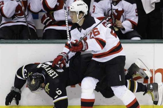 Patrik Eliáš (ve světlém dresu), tahoun hokejistů New Jersey Devils. Patrik Eliáš (ve světlém dresu), tahoun hokejistů New Jersey Devils.