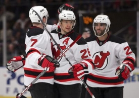 Eli&aacute;&scaron; v dresu New Jersey Devils. Klub vypadl v 1. kole Stanley Cupu.