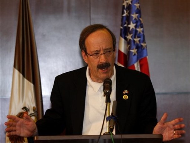 Kongresman Eliot Engel v Mexico City slibuje protidrogovou pomoc USA.