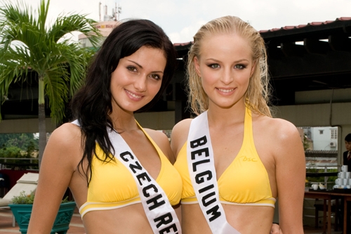 Miss ČR Eliška Bučková a Miss Belgie Alizee Poulicek. Miss ČR Eliška Bučková a Miss Belgie Alizee Poulicek.