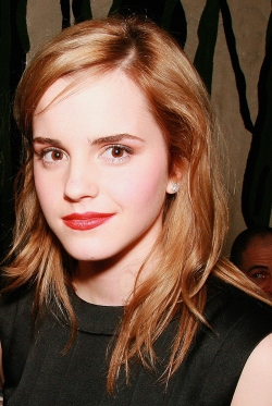 Britsk&aacute; herečka Emma Watsonov&aacute; oslavila osmn&aacute;ct&eacute; narozeniny.