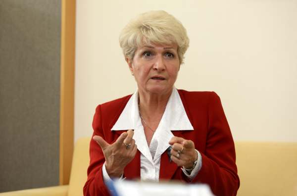 Hejtmanka Emmerová popírá, že by šlo o čistku. Opozice krok kritizuje.