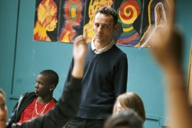 Spisovatel Fran&ccedil;ois B&eacute;gaudeau v hlavn&iacute; roli filmu Mezi zdmi.
