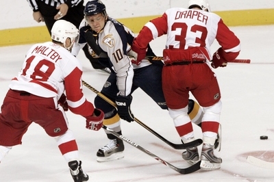 Martin Erat (uprostřed) v dresu Nashvillu v duelu s Detroitem.