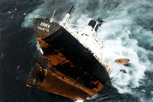 Potápějící se tanker Erika.