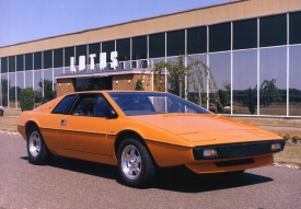 Lotus Esprit se vydržel vyrábět osmadvacet let. Byl několikrát modernizován a vystřídalo se v něm mnoho motorů, od původního čtyřválce s výkonem 160 koní až po více než dvakrát silnější dvěma turbodmychadly přeplňovaný osmiválec.