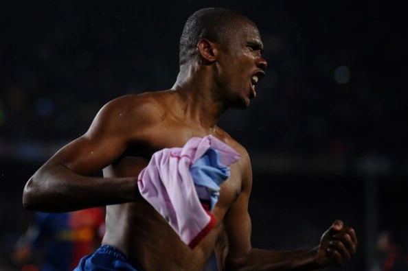 Samuel Eto'o se raduje z vítězné branky proti Realu Madrid.