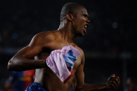 Samuel Eto'o se raduje z vítězné branky proti Realu Madrid.