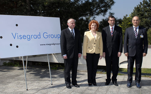 Ministři obrany na jednání Visegradské čtyřky - zleva Aleksander Szczyglo z Polska, Vlasta Parkanová z ČR, František Kašický ze Slovenska a Imre Szekeres z Maďarska Ministři obrany na jednání Visegradské čtyřky - zleva Aleksander Szczyglo z Polska, Vlasta Parkanová z ČR, František Kašický ze Slovenska a Imre Szekeres z Maďarska