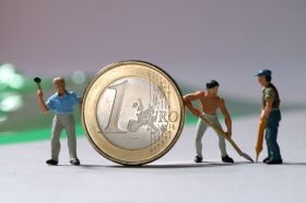 Penězům z fondu EGF zatím nehrozí rozkutálení. Penězům z fondu EGF zatím nehrozí rozkutálení.