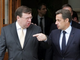 Francouzsk&yacute; prezident Sarkozy tlač&iacute; na irsk&eacute;ho premi&eacute;ra Cowena.