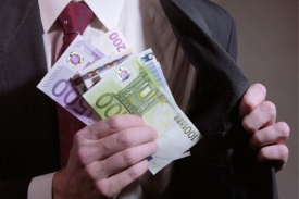 Příliš mnoho pokušení. Služebníci EU si mastí kapsy.